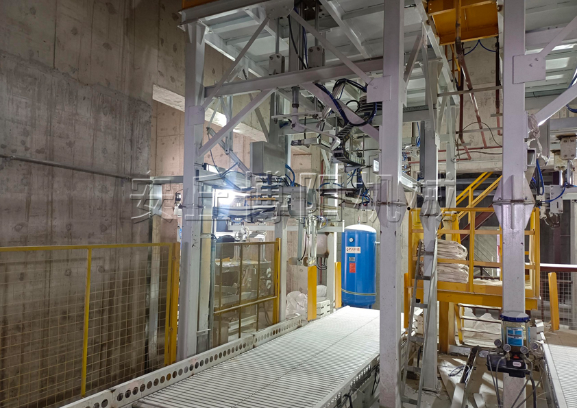 氧化鋁全自動(dòng)噸包包裝機(jī) 鋁粉全自動(dòng)噸袋包裝秤現(xiàn)場